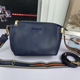 Модель 2091# Сумка Prada через плечо с двумя ремнями. Помимо яркого цвета, она о