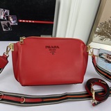 Модель 2091# Сумка Prada через плечо с двумя ремнями. Помимо яркого цвета, она о