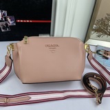 Модель 2091# Сумка Prada через плечо с двумя ремнями. Помимо яркого цвета, она о