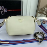 Модель 2091# Сумка Prada через плечо с двумя ремнями. Помимо яркого цвета, она о