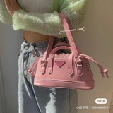 Подержанная сумка Prada идеально подходит для милых девушек, объем тоже вполне д