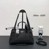 Подержанная сумка Prada идеально подходит для милых девушек, объем тоже вполне д