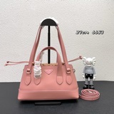 Подержанная сумка Prada идеально подходит для милых девушек, объем тоже вполне д