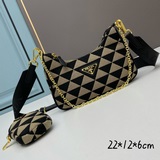 Новая сумка Prada из нейлона Hobo, которую носят в руке или под мышкой, стала по