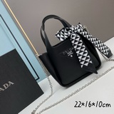 Сумка Prada с коробкой. Эта серия будет основной моделью Prada на весь следующий
