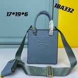 Маленькая сумка-тоут 1BA332 Новая модель из кожи Saffiano с двумя съемными ручка