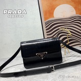 Новая модель Prad из кожи с крокодиловым узором. Эта модель Prad более чем прост