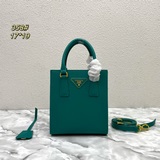 Новая модель Prad, обновленная версия сумки-тоут из кожи Saffiano с крупным крес
