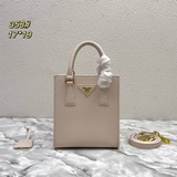 Новая модель Prad, обновленная версия сумки-тоут из кожи Saffiano с крупным крес
