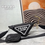 Новая модель весна-лето 2023 от Prada – треугольная сумка Raffia из рафии. Как в