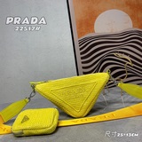Новая модель весна-лето 2023 от Prada – треугольная сумка Raffia из рафии. Как в