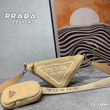 Новая модель весна-лето 2023 от Prada – треугольная сумка Raffia из рафии. Как в