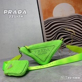 Новая модель весна-лето 2023 от Prada – треугольная сумка Raffia из рафии. Как в
