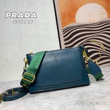 Эксклюзивная модель, вдохновленная классической легендарной сумкой PRADA с двумя