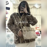Продукт очень красивый. Необходимый аксессуар для модников PRADA. Ретро-стиль. С