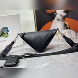 Prada 21K Три в одном Треугольная сумка Я считаю, что эта сумка из серии являетс