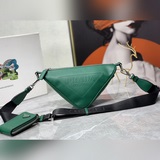 Prada 21K Три в одном Треугольная сумка Я считаю, что эта сумка из серии являетс