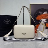 В комплекте с коробкой. Красная модель Prada, очень популярная, в магазинах ее с
