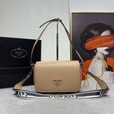 В комплекте с коробкой. Красная модель Prada, очень популярная, в магазинах ее с