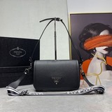 В комплекте с коробкой. Красная модель Prada, очень популярная, в магазинах ее с