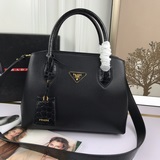Новинка на официальном сайте, популярная во всем мире, модель Prada 2023 года. А