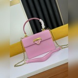 Новая сумка Prada в форме гармошки, которая произвела фурор в мире моды. Мы с не