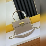Новая сумка Prada в форме гармошки, которая произвела фурор в мире моды. Мы с не