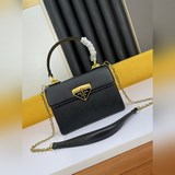 Новая сумка Prada в форме гармошки, которая произвела фурор в мире моды. Мы с не