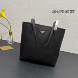 Эта сумка-тоут изготовлена из кожи Saffiano, которая является символом бренда. К