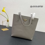 Эта сумка-тоут изготовлена из кожи Saffiano, которая является символом бренда. К