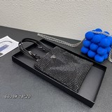 Популярная мини-сумка с кристаллами изготовлена из ткани Duchesse с подкладкой и