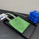 Популярная мини-сумка с кристаллами изготовлена из ткани Duchesse с подкладкой и