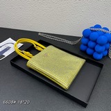 Популярная мини-сумка с кристаллами изготовлена из ткани Duchesse с подкладкой и