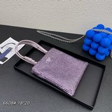 Популярная мини-сумка с кристаллами изготовлена из ткани Duchesse с подкладкой и