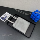 Популярная мини-сумка с кристаллами изготовлена из ткани Duchesse с подкладкой и
