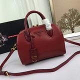 Подушка-сумка «Prada» 2106# из натуральной кожи отличного качества, которая не з