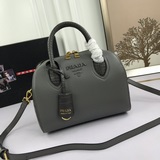 Подушка-сумка «Prada» 2106# из натуральной кожи отличается превосходной текстуро