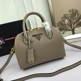 Подушка-сумка «Prada» 2106# из натуральной кожи отличается превосходной текстуро