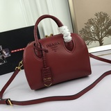 Подушка-сумка «Prada» 2106# из натуральной кожи отличается превосходной текстуро