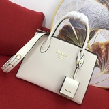 Высококачественная сумка PRADA.#66158 изготовлена из импортной кожи крупного рог