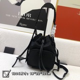 Новейшая сумка Prada в форме бочонка, которую можно носить на плече или через пл