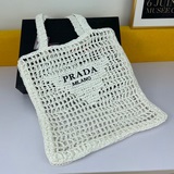 Новая модель плетеной сумки Prad* с ажурным узором — это незаменимый аксессуар э