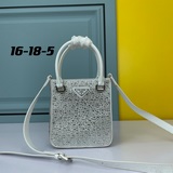 Сумка Prada с коробкой. В этом году сумки-тоут в стиле ретро очень популярны. Эт