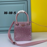 Сумка Prada с коробкой. В этом году сумки в стиле «тоут» очень популярны. Это мо
