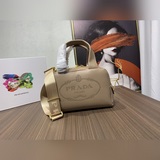 Prada.2023 популярная сумка Brique в стиле почтальона. Текстура кожи действитель