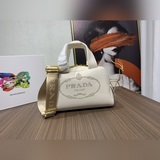 Prada.2023 популярная сумка Brique в стиле почтальона. Текстура кожи действитель