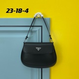 PRADA представляет новую коллекцию сумок Hobo весна-лето 2023, изготовленных из 
