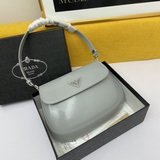 PRADA представляет новую коллекцию сумок Hobo весна-лето 2023, изготовленных из 