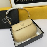 PRADA представляет новую коллекцию сумок Hobo весна-лето 2023, изготовленных из 