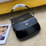 PRADA представляет новую коллекцию сумок Hobo весна-лето 2023, изготовленных из 